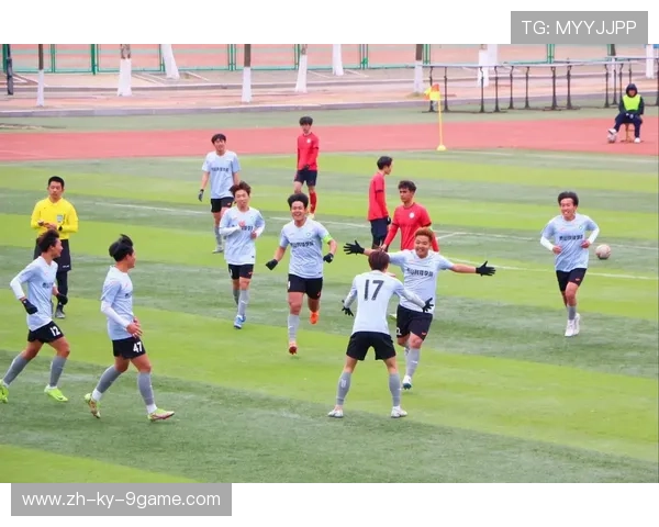 “青少年足球技能大赛引爆现场，涌现多位潜力新秀”，青少年足球技术基础训练图解