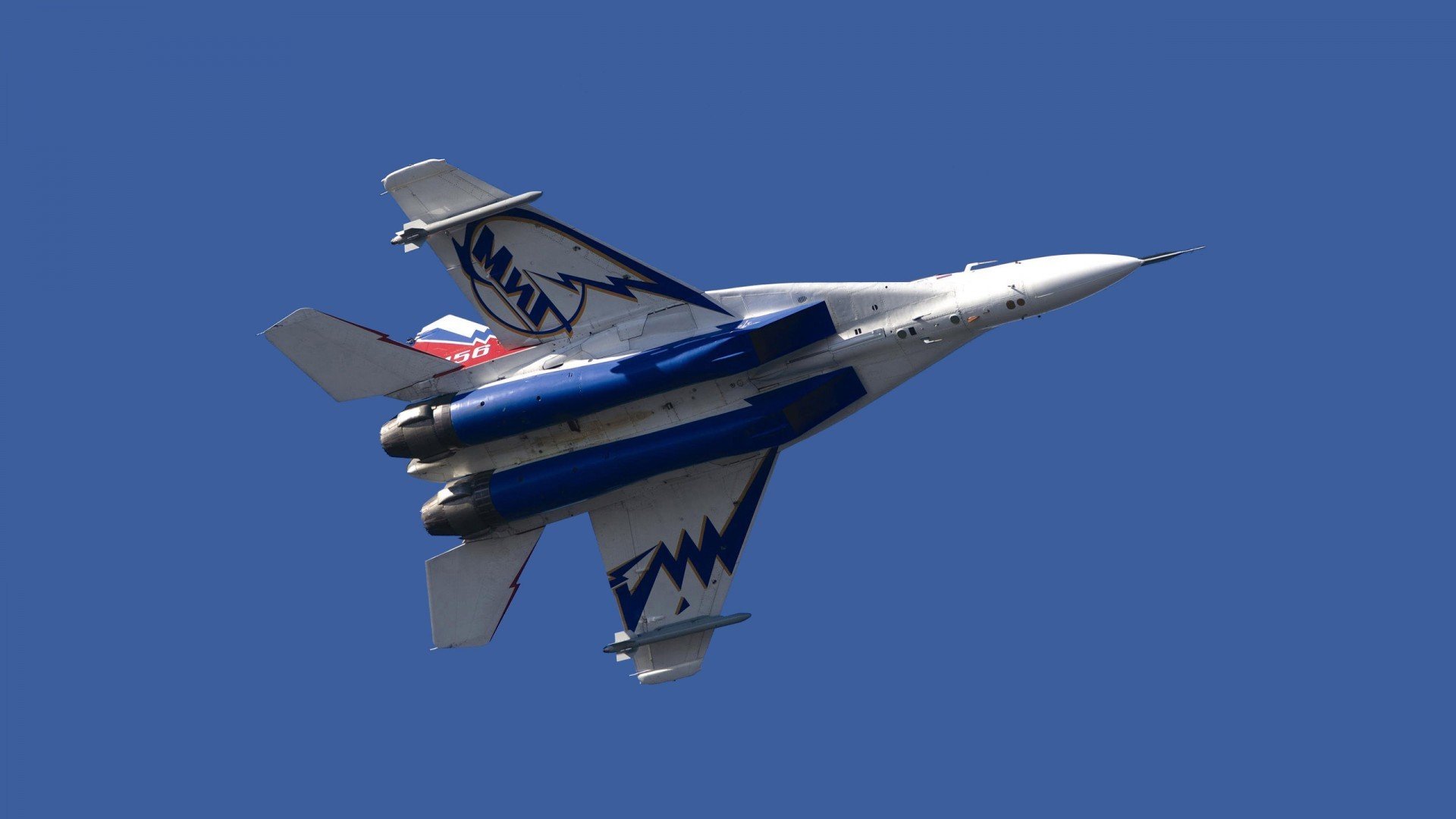 “东安湖赛场：跑酷选手翻越障碍，极限动作震撼全场”